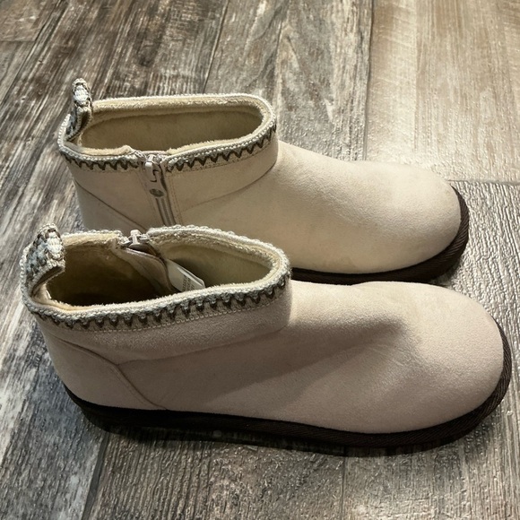 New Muk Luks Stylish Cream Ankle Boots Size 9 - Picture 3 of 11